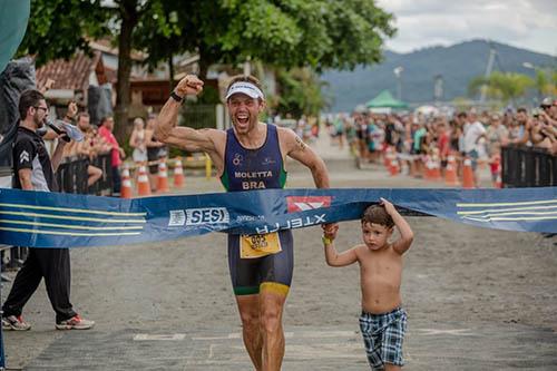 Felipe Moletta cruza a linha de chegada em primeiro lugar ao lado do filho / Foto: Bruno Meneguitti